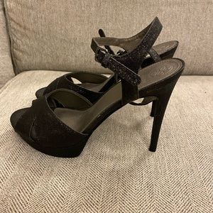 S1. Guess black jordie sandals
